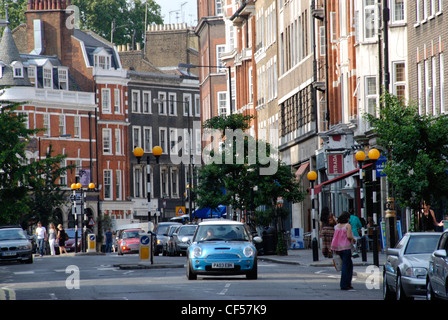 Les voitures qui circulent dans Marylebone High Street sur un après-midi d'été. Banque D'Images