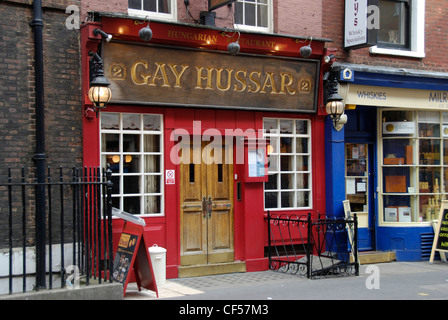 L'extérieur de la Gay Hussar restaurant hongrois sur la rue grecque. Banque D'Images