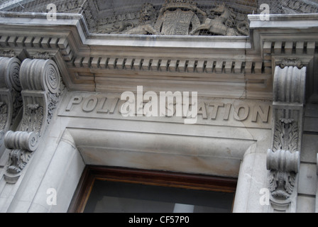 Le texte sculpté au-dessus de l'entrée de la station de police de Bow Street. Banque D'Images