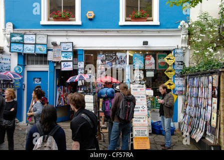 Articles pour la vente à l'extérieur d'un magasin de souvenirs touristiques sur Portobello Road. Banque D'Images