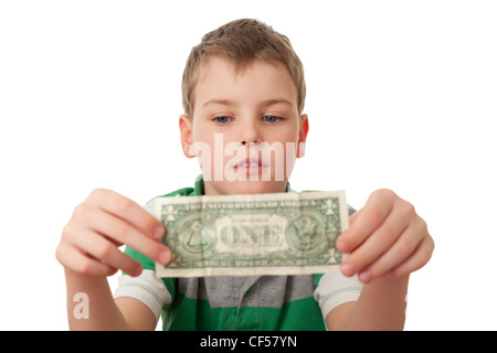 Boy est titulaire d'un dollar dans les deux mains isolé sur fond blanc, à la recherche à dollar Banque D'Images