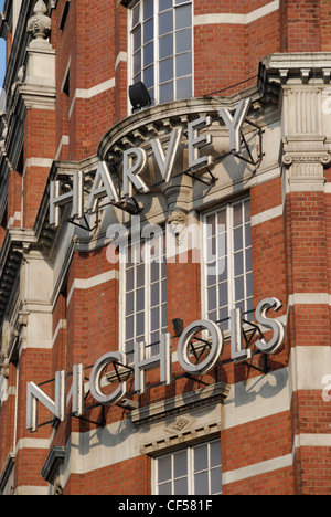 La signalisation pour Harvey Nichols Department Store à Knightsbridge. Banque D'Images