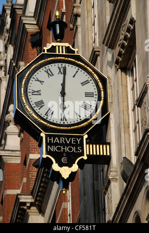 Vue extérieure d'une horloge sur le mur d'Harvey Nichols Department Store. Banque D'Images