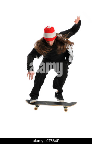 Jeune homme de sauter sur une planche à roulettes isolé sur fond blanc Banque D'Images