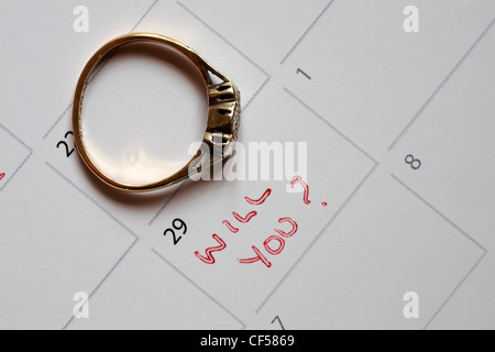 Bague de fiançailles sur la page du calendrier avec message le 29 février année bissextile voulez-vous? - proposition d'année bissextile Banque D'Images