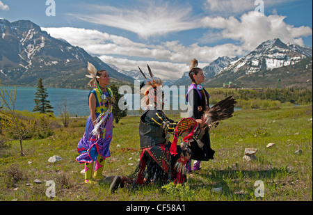 Le PN des Lacs-Waterton Pieds-noirs habillé pour un Pow-wow avec les lacs Waterton moyen et supérieur les Rocheuses et les Banque D'Images