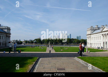 Old Royal Naval College à Greenwich avec Canary Wharf tours de bureaux dans la distance. Banque D'Images