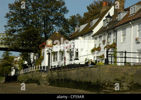 Les Bulls Head pub près de la Tamise à Strand sur le vert. Banque D'Images