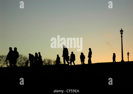 Silhouettes de personnes pour le coucher du soleil sur Primrose Hill. Banque D'Images