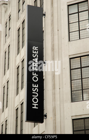 À la recherche jusqu'à un House of Fraser department store signe sur Oxford Street. Banque D'Images