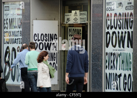 La publicité d'un magasin Shoppers passant une fermeture vente à Oxford Street. Banque D'Images