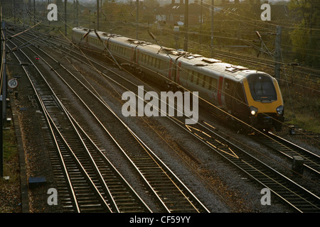 Cross-country de la classe 221 Trains Voyager train approchant la station de New York. Banque D'Images