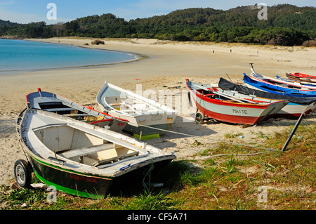 Les bateaux de pêche artisanale dans la plage Nerga. Cangas do Morrazo, Galice, Espagne. Banque D'Images