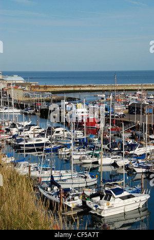 À la recherche sur les yachts et bateaux amarrés à Port Royal de Ramsgate. Banque D'Images