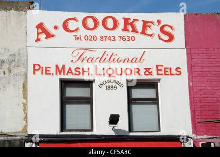 L'avant d'un gâteau traditionnel Cookes et mash shop à Shepherds Bush. Banque D'Images