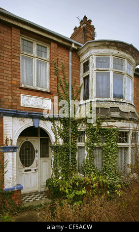 Le Victorian maison mitoyenne avec jardin et envahi par la recouvert de lierre, Cleethorpes, North East Lincolnshire. Banque D'Images