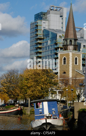 Vue d'Montevetro le développement résidentiel et l'église de St Marys à Battersea Reach. Banque D'Images