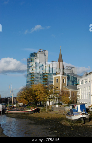 Vue d'Montevetro le développement résidentiel et l'église de St Marys à Battersea Reach. Banque D'Images