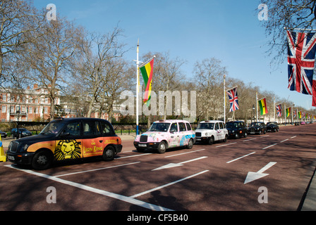 Des taxis au mail bordée de Union Jack et de drapeaux de l'Union européenne. Banque D'Images