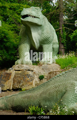 Une statue de dinosaure Iguanodon dans Crystal Palace Park. Banque D'Images