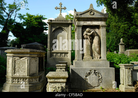 Des pierres tombales dans le cimetière Kensal Green. Banque D'Images