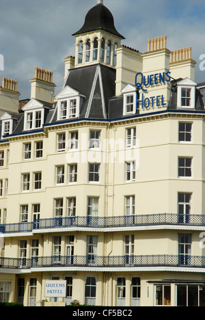 La façade de l'hôtel Queens sur le front de mer à Eastbourne. Banque D'Images