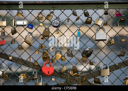 Cadenas, à gauche comme un signe d'amour éternel, verrouillé et attaché à la garde-fou du pont Pont des Arts à Paris Banque D'Images