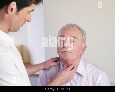 Allemagne, Hambourg, Doctor examining patient dans le cabinet du médecin Banque D'Images