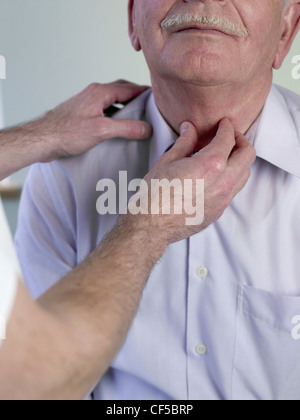 Allemagne, Hambourg, Doctor examining patient dans le cabinet du médecin Banque D'Images