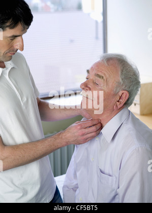 Allemagne, Hambourg, Doctor examining patient dans un centre Banque D'Images