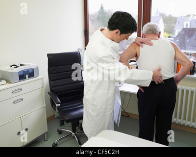 Allemagne, Hambourg, Doctor examining patient dans un centre Banque D'Images