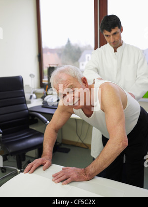 Allemagne, Hambourg, Doctor examining patient dans un centre Banque D'Images