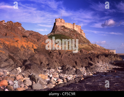 Vue sur Château de Lindisfarne à partir de la plage. Banque D'Images