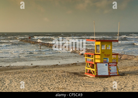 Station de secouriste sur la plage du golfe du Mexique, jetée, lever du soleil, Seawall Boulevard, Galveston, Texas, États-Unis Banque D'Images