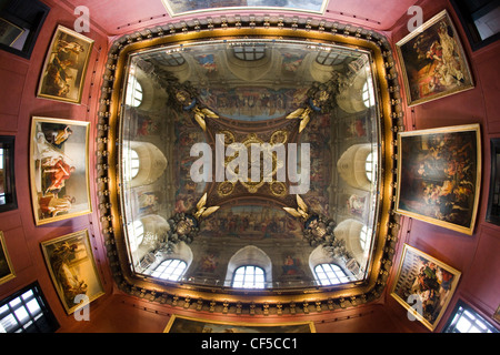 Le plafond richement peint et décoré du musée du Louvre à Paris Banque D'Images