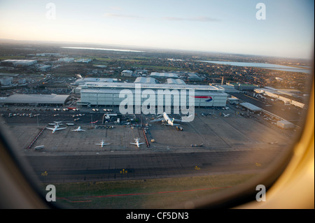 La borne 5 à l'aéroport Heathrow de Londres à partir d'un avion au décollage. Feb 2012 Banque D'Images