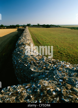 À la recherche de l'NE tour d'angle le long de la façade sud et la projection de bastions de Burgh Castle Roman Fort, un fort rectangulaire Banque D'Images