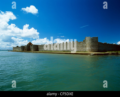 Une vue de Portsmouth Harbour du e mur de la 3ème ANNONCE de siècle Portchester Castle Roman Fort construit par les Romains contre Sax Banque D'Images