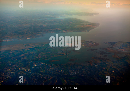 L'estuaire de la Tamise à nord à partir de 20 000 pieds. Site proposé de nouveau sur l'aéroport de Londres à l'île de Grain sur la péninsule de Hoo. Banque D'Images