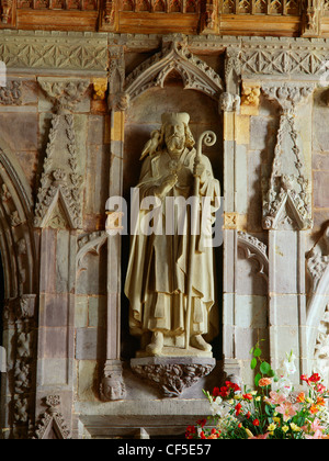 Une statue moderne de Saint David (Dewi Sant), saint patron du Pays de Galles, placé dans le 14e siècle jubé entre la nef et choi Banque D'Images