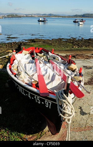 Bateau de pêche traditionnel dans une île Toxa, O Grove, Galice, Espagne. Banque D'Images