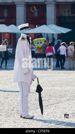 Madrid, Espagne. Musicien ambulant sur la Plaza Mayor habillés comme l'Invisible Man. Banque D'Images