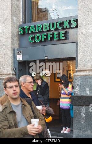 Un café Starbucks dans le centre de Madrid, Espagne. Banque D'Images