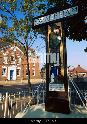 Panneau du village sur la Place du marché à Swaffham, sculpté par Harry Carter en 1925. Il montre un colporteur du 14e siècle, John Chapman, qui Banque D'Images