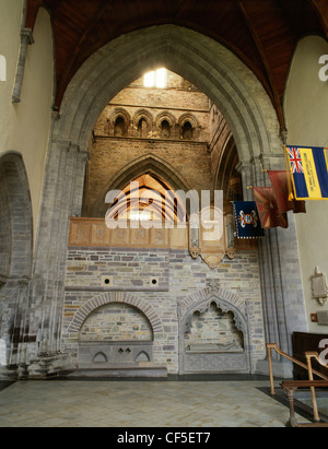 La Caradoc St temple (à gauche) dans le mur sud du transept nord de la cathédrale de St David's. À l'arrière est la tour avec choeur Banque D'Images