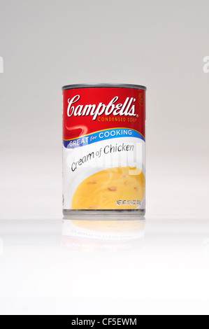 Étain non ouvert de Campbell's soupe crème de poulet sur fond blanc découper des USA. Banque D'Images