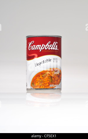 Étain non ouvert de Campbell's soupe de légumes sur fond blanc découper des USA. Banque D'Images