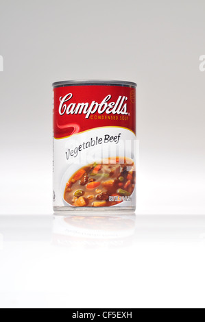 Étain non ouvert de Campbell's Soup Boeuf légumes sur fond blanc découper des USA. Banque D'Images