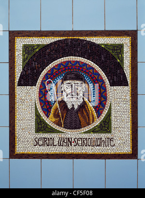 Mosaïque de St de Seiriol Penmon, conçu par Gary Drostle, à l'entrée de la rue du marché à la passerelle qui relie pont celtique Banque D'Images