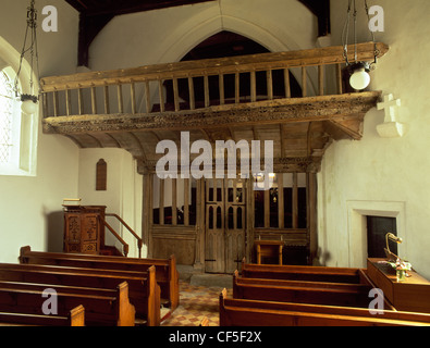 Fin du 15ème siècle, en bois sculpté et peint, jubé et loft à l'intérieur de l'église St Eilian. Banque D'Images